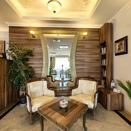 Penelope Palace & بوموري